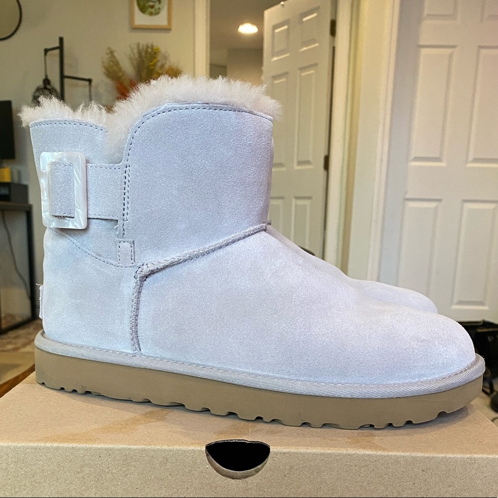 Mini UGG’s in Lilac color with cute belt. Limited edition, not sold anymore.